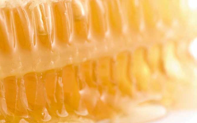蜂巢蜜为什么要用木勺？