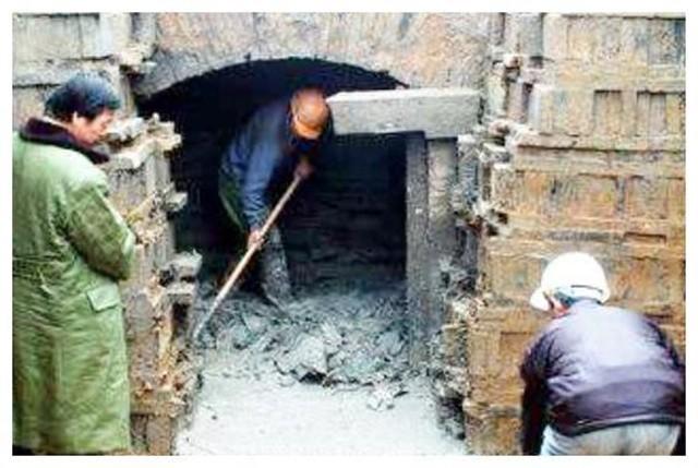 2009年，学者再次来到四川的高僧墓，发现两只狗獾