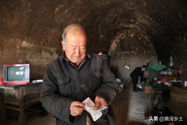 农村7旬老人家养“雪鸡”产蛋9元一斤供不应求，想买电话排队预约