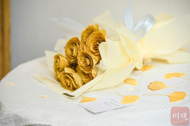 视频｜银杏树叶制作“黄金玫瑰花束”教程来啦！一起去收藏初冬的浪漫