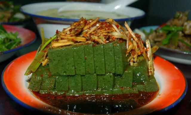 鄂西北十堰市神奇名吃：神仙豆腐。清凉下火，好吃味美