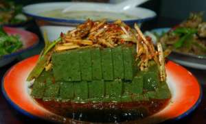 绿豆腐是那种植物(鄂西北十堰市神奇名吃：神仙豆腐。清凉下火，好吃味美)