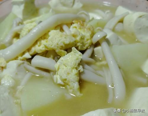 白玉菇豆腐汤这样做，菌菇鲜美豆腐滑嫩，营养又开胃，好吃更下饭