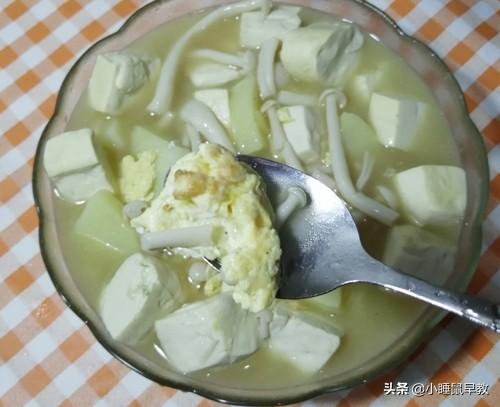 白玉菇豆腐汤这样做，菌菇鲜美豆腐滑嫩，营养又开胃，好吃更下饭