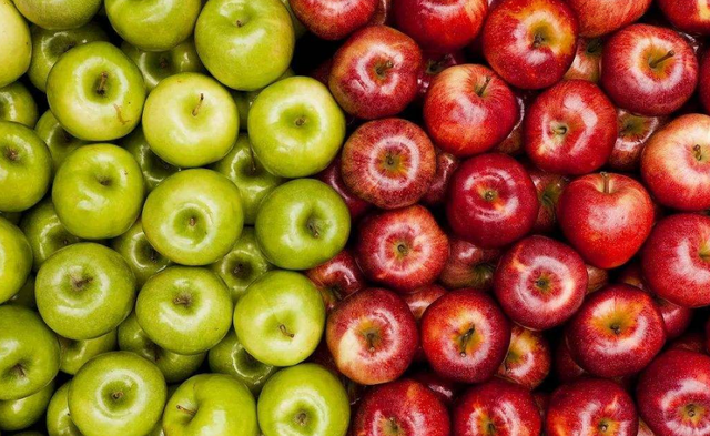 新鲜青苹果开始上市，果肉饱满多汁，不红的它能好吃吗