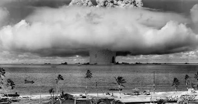 美军孤岛试爆67枚核弹，居民不知情，孩子玩核雪花，妇女污水洗头