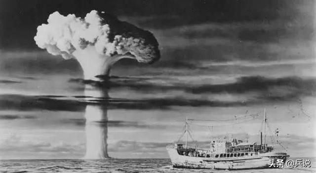 美军孤岛试爆67枚核弹，居民不知情，孩子玩核雪花，妇女污水洗头