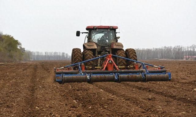零耕系统中，利用双盘式灌木机，如何实现肥料和小麦的同时施用？