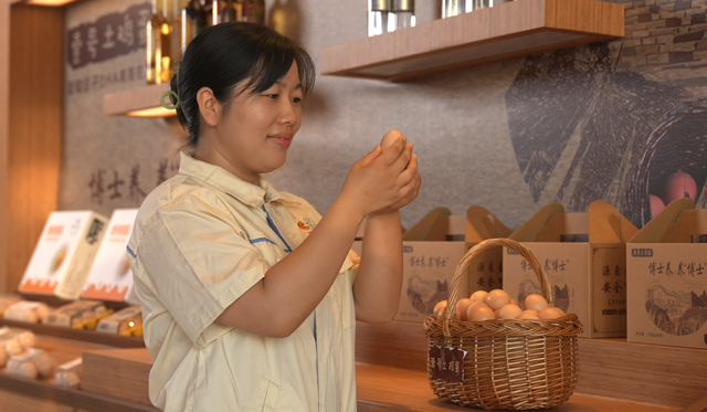 亚洲最大蛋鸡产业园，90后湘妹子从化一人养十万鸡