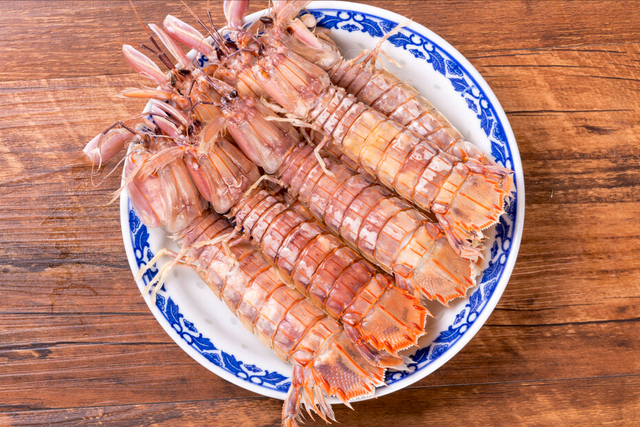皮皮虾，清蒸水煮都不对，渔民这方法不加一滴水，肉质鲜嫩不回缩