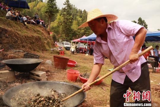 广西柳州山村养殖6000亩螺蛳丰收 上千民众“吸螺”庆祝