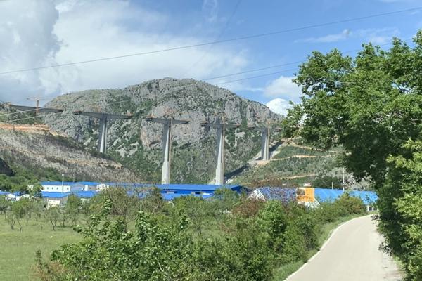 《桥》的故乡架起首条高速公路！黑山最大工程又现“中国速度”