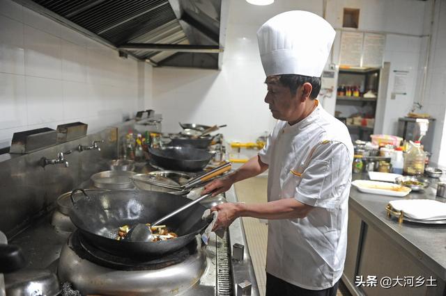 汉中小县城成人工养殖娃娃鱼基地，百姓餐桌常见，饭店厨师都会做
