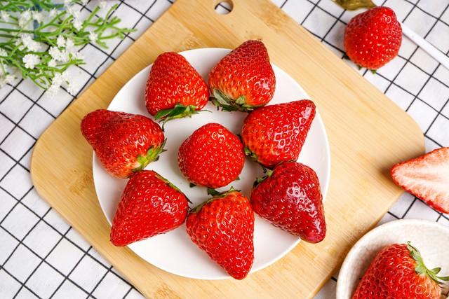 草莓最新种植方法，哪怕初学者也能成功，邻居都羡慕极了