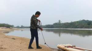 中华棘鳅养殖技术视频(小伙子放了30米地笼，起上了各种河鲜，河虾虎虾鱼河豚啥都有)