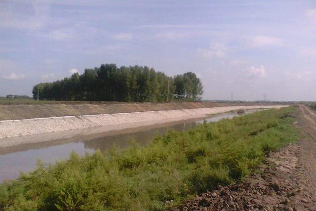 利用河滩养殖河蟹，合理改造河滩避免污染，勤换水保证水质