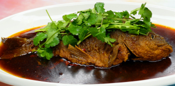 炝卤裸斑鱼：裸斑鱼是能吃肉很多的鱼，不要再用来做汤 可惜了
