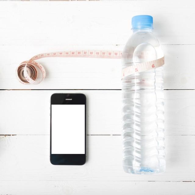太神奇了，一个塑料瓶放手机上，在家就能看3D立体视频