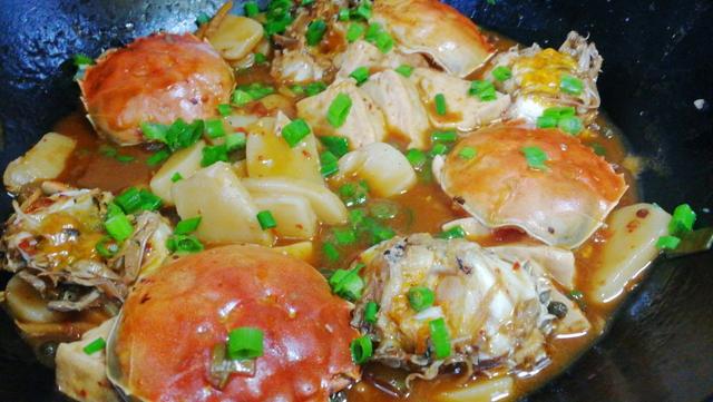 北方人用这种方法制做河蟹，4只螃蟹剩下两，一锅菜全吃光味更鲜