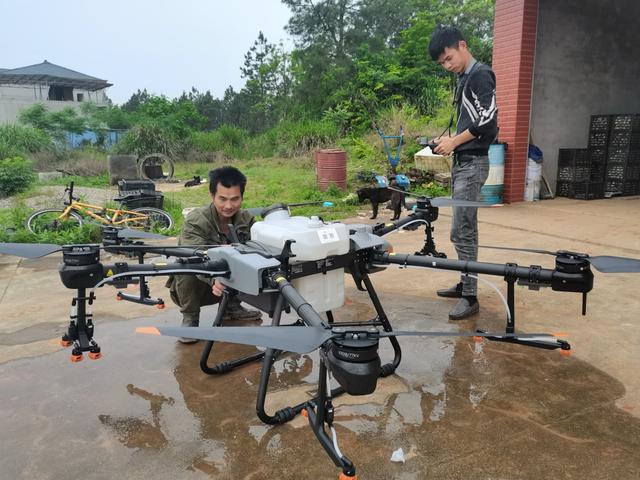 农民花10万元购买无人机成为村里科技种田第一人