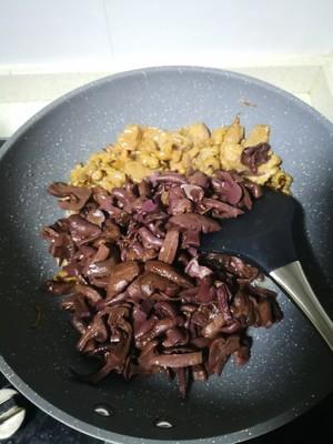 松树伞蘑菇炒肉