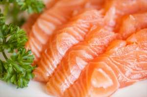 三文鱼是人工养殖的吗(“三文鱼之争”三问：养殖的“三文鱼”可以生吃吗？)