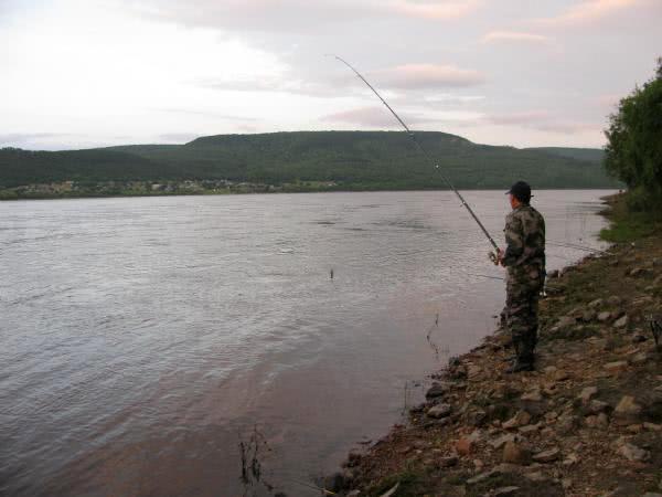 黑龙江边钓小鱼，对面就是俄罗斯村庄
