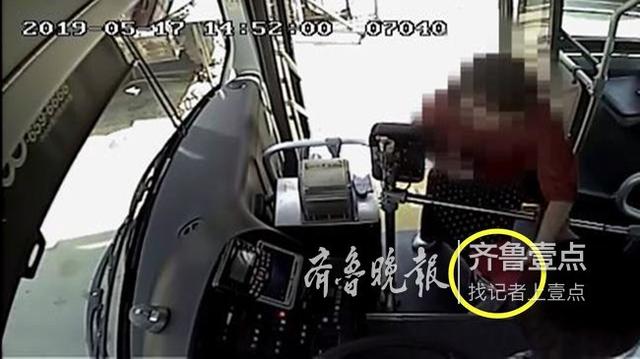 “5·20表白季”,美女乘客向公交帅司机示爱