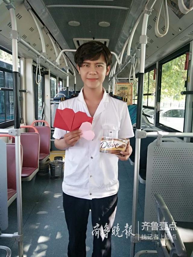 “5·20表白季”,美女乘客向公交帅司机示爱