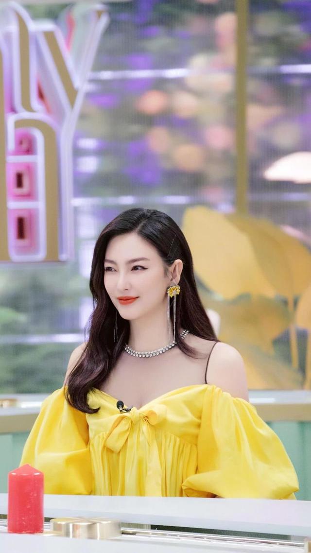 熟女张雨绮黄色一字领吊带连衣裙明媚大气