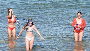 美国性感美女图(23岁美国女星西德尼海边玩水，穿比基尼秀身材，S曲线超性感)