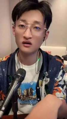 捅美女屁股(千万网红祁天道，用竹签捅女游客屁股，过往经历被扒：曾入狱服刑)