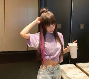 美女露肚脐(少女人设39岁的李小璐近照曝光，大胆露肚脐不止还要挑染紫发)