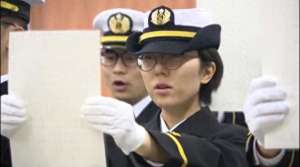 美女进海底(女兵不能进潜艇？日本人不信邪，一名26岁美女即将下海)