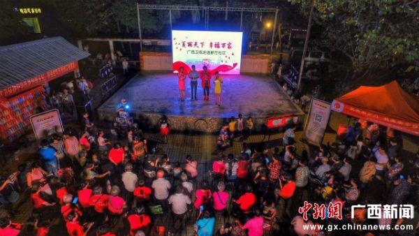 广西卫视美女主播进社区做网络直播