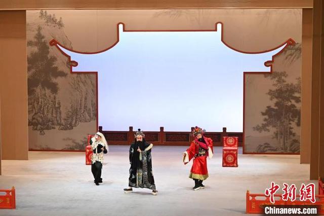 北京人民剧场20年后“迎来戏中人,又见座上客”