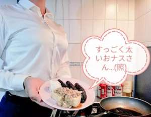 大胸美女恶搞(日本女主播在巨乳上打印广告，网友：完全没法拒绝)