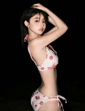 银保监美女(24岁性感美女夜晚在海边拍的写真照)