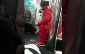 把美女绑了(美国地铁现绑人事件红衣男抱起熟睡美女就跑，事后被路人暴揍)