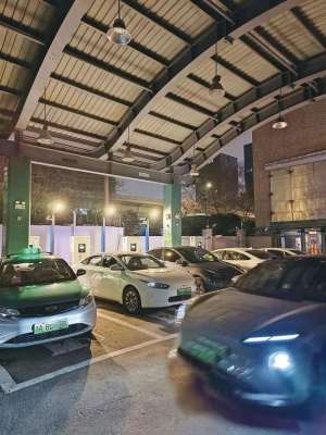 杭州汽车充电(住老小区怎么给新能源车充电？杭州女子每次打车来回花八九十元，还有人为省电费深夜12点才