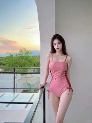 美女校花泳衣(校花美女的泳装秀，九种不同泳装各有各的美)
