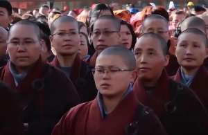 朝拜美女(不在寺里烧香拜佛，这些年轻貌美的五台山美女都在做什么？)