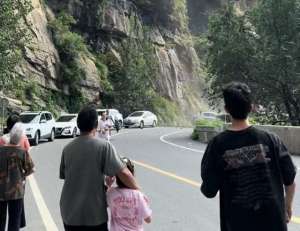 汽车给砸了(河南辉县一自然景点再次发生碎石滑落 多辆汽车被砸)