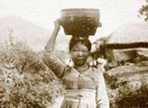 大胸朝鲜美女(耻辱老照片：朝鲜妇女衣不遮体走路，女人撩起裙摆给男人看腿)