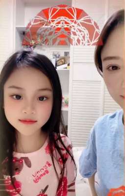 小学生美女图片大全(8岁甜馨出落成小美女，大眼睛巴掌脸太好看，与李小璐一起当网红)