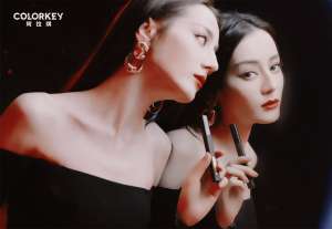 美女照镜子图片(有一种惊艳叫镜子中的脸，热巴妩媚，杨颖女王，大幂幂霸气十足)