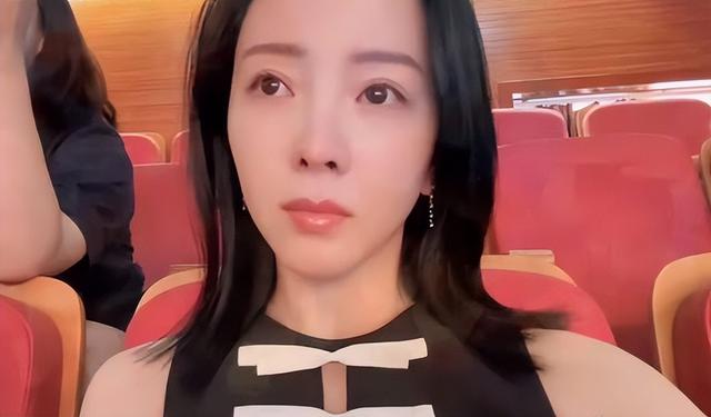 央视主持李思思,170cm黄金臀腿比,美貌才华并存,秒杀内娱女星