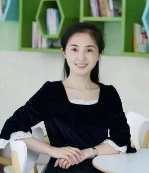 劳美女(美女校长胡红梅：凭美貌出圈走上巅峰，成“文字小偷”跌下神坛)