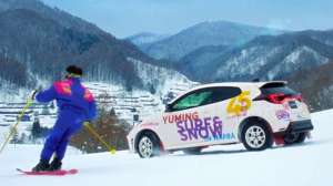 斜坡特技汽车(丰田 GR Yaris 沿滑雪坡道漂移，重现经典日本电影场景)