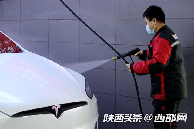 车上粘了喜字不好清理?专业技师支招:不用钢丝球 热水+毛巾即可
